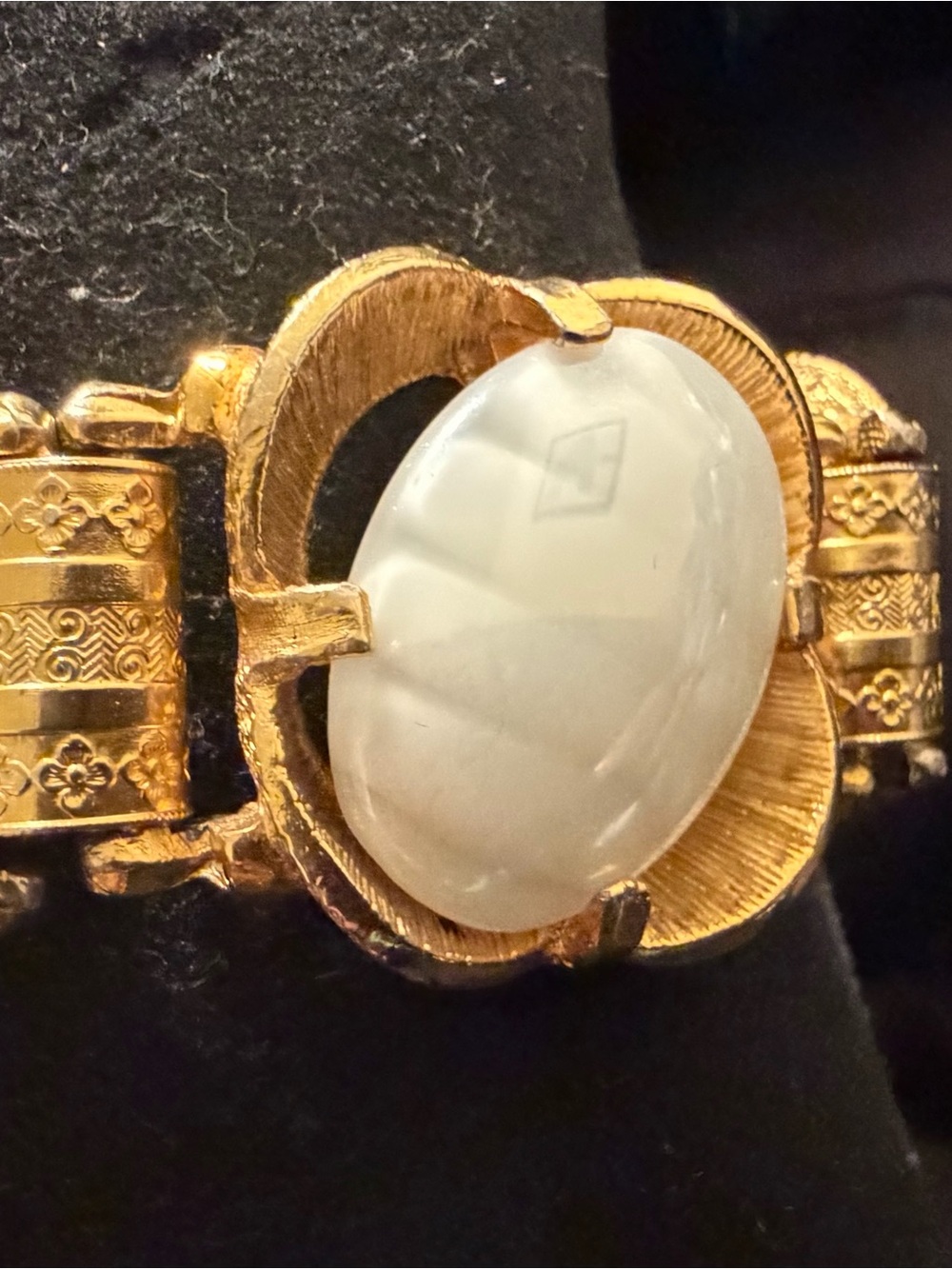 Vintage Gold Tone Milky White Cabochon Statement Bracelet Ornate Chunky 8” - Picture 6 of 16